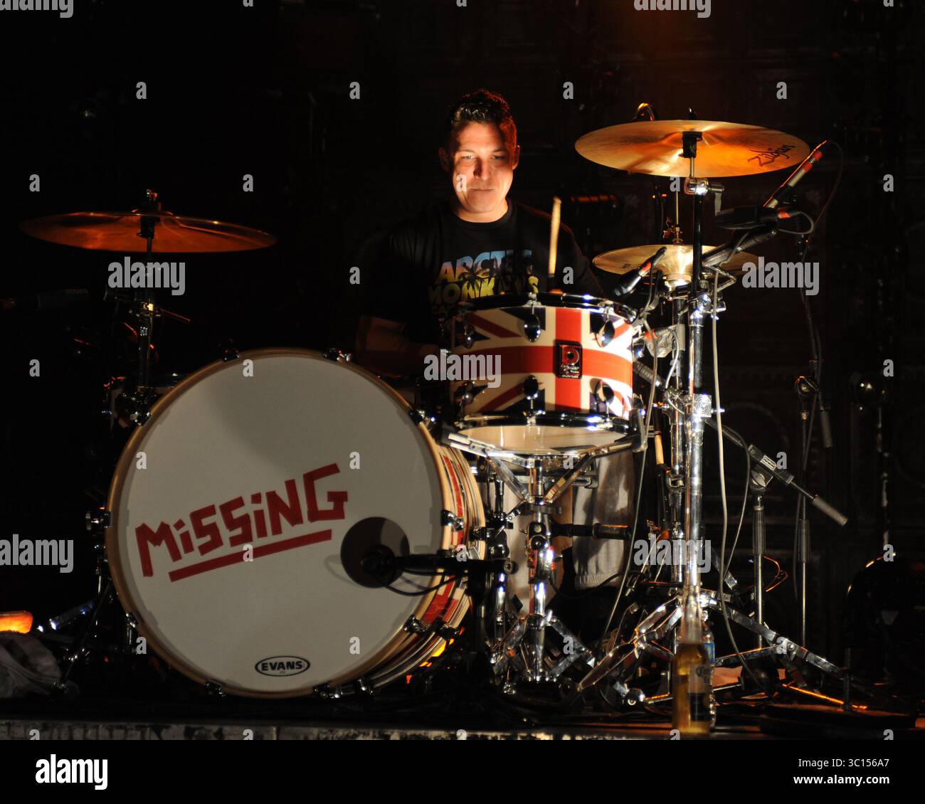 FORT LAUDERDALE FL - 8 OCTOBRE : Alex Turner, Matt Helders, Jamie Cook des Arctic Monkeys se produit à Revolution. Arctic Monkeys est un groupe de rock indépendant anglais. Formé en 2002 à High Green, une banlieue de Sheffield, le groupe est actuellement composé d'Alex Turner (chant, guitare rythmique), Jamie Cook (guitare rythmique), Nick O'Malley (basse, chœurs) et Matt Helders (batterie, percussions, chœurs). Les anciens membres comprennent Andy Nicholson (basse, chœurs) et Glyn Jones (chant, guitare rythmique). Le 8 octobre 2011 à Fort Lauderdale, Floride. ..personnes : Banque D'Images