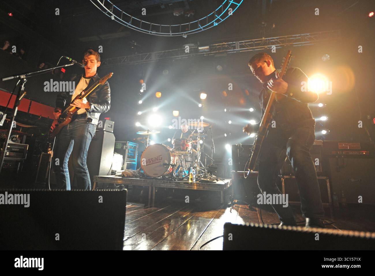 FORT LAUDERDALE FL - 8 OCTOBRE : Alex Turner, Matt Helders, Jamie Cook des Arctic Monkeys se produit à Revolution. Arctic Monkeys est un groupe de rock indépendant anglais. Formé en 2002 à High Green, une banlieue de Sheffield, le groupe est actuellement composé d'Alex Turner (chant, guitare rythmique), Jamie Cook (guitare rythmique), Nick O'Malley (basse, chœurs) et Matt Helders (batterie, percussions, chœurs). Les anciens membres comprennent Andy Nicholson (basse, chœurs) et Glyn Jones (chant, guitare rythmique). Le 8 octobre 2011 à Fort Lauderdale, Floride. ..personnes : Banque D'Images FORT LAUDERDALE FL - 8 OCTOBRE : Alex Turner, Matt Helders, Jamie Cook des Arctic Monkeys se produit à Revolution. Arctic Monkeys est un groupe de rock indépendant anglais. Formé en 2002 à High Green, une banlieue de Sheffield, le groupe est actuellement composé d'Alex Turner (chant, guitare rythmique), Jamie Cook (guitare rythmique), Nick O'Malley (basse, chœurs) et Matt Helders (batterie, percussions, chœurs). Les anciens membres comprennent Andy Nicholson (basse, chœurs) et Glyn Jones (chant, guitare rythmique). Le 8 octobre 2011 à Fort Lauderdale, Floride. ..personnes : Banque D'Images