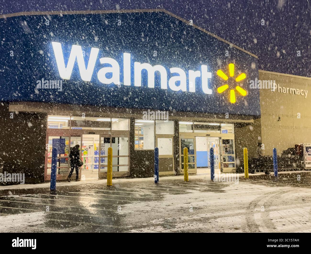 La neige tombe sur un magasin Walmart à West Lebanon, New Hampshire, États-Unis. Banque D'Images