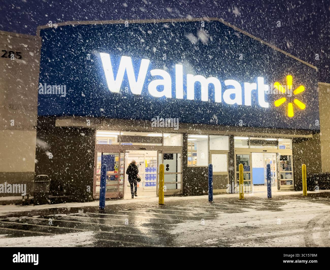 La neige tombe sur un magasin Walmart à West Lebanon, New Hampshire, États-Unis. Banque D'Images