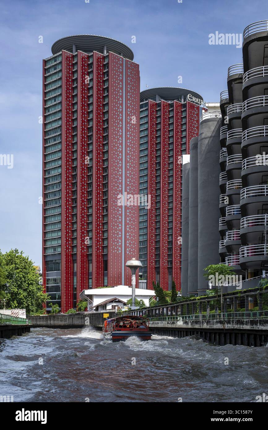 Immeuble de grande hauteur sur le canal, Bangkok, Thaïlande Banque D'Images