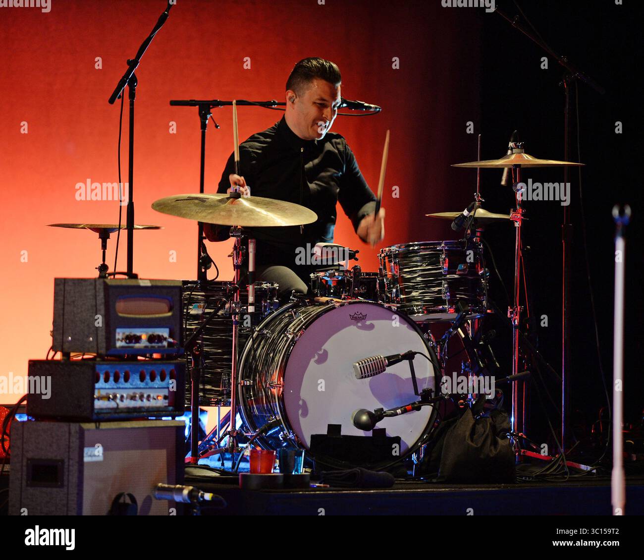 MIAMI BEACH, FL - 19 AVRIL : Iggy Pop est rejoint sur scène par le guitariste des Eagles of Death Metal (Paris Bombing) Josh homme au Fillmore Miami Beach deux jours avant son 69e anniversaire. James Newell Osterberg, Jr., mieux connu sous le nom de scène Iggy Pop, est un auteur-compositeur-interprète, musicien et acteur américain dont l'anniversaire est le 21 avril 1947 (68 ans) le 19 avril 2016 à Miam Beach, Floride....personnes : Matt Helders..T (crédit image : © SMG via ZUMA Wire) Banque D'Images