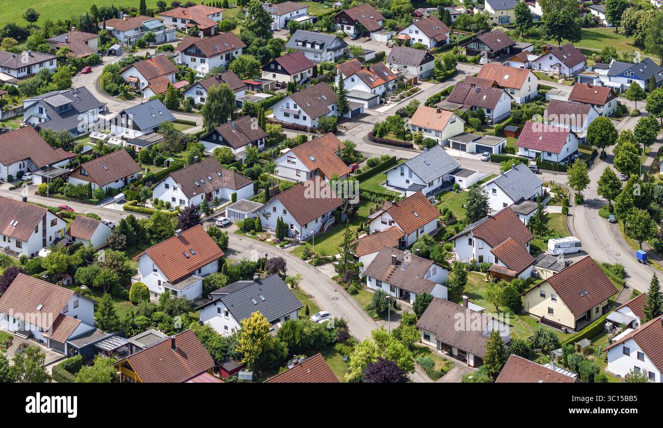 Quartier résidentiel avec maison individuelle et jardin. Bâtiments résidentiels à Muensingen dans la Souabe Alb Drone photo. Muensingen, Bade-Wuertemberg, Banque D'Images