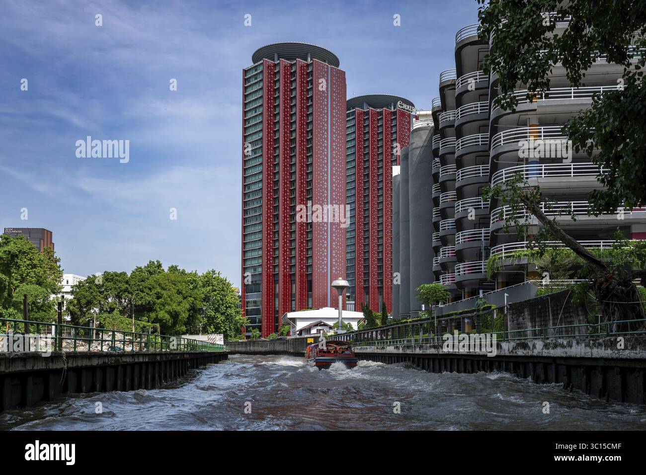 Immeuble de grande hauteur sur le canal, Bangkok, Thaïlande Banque D'Images