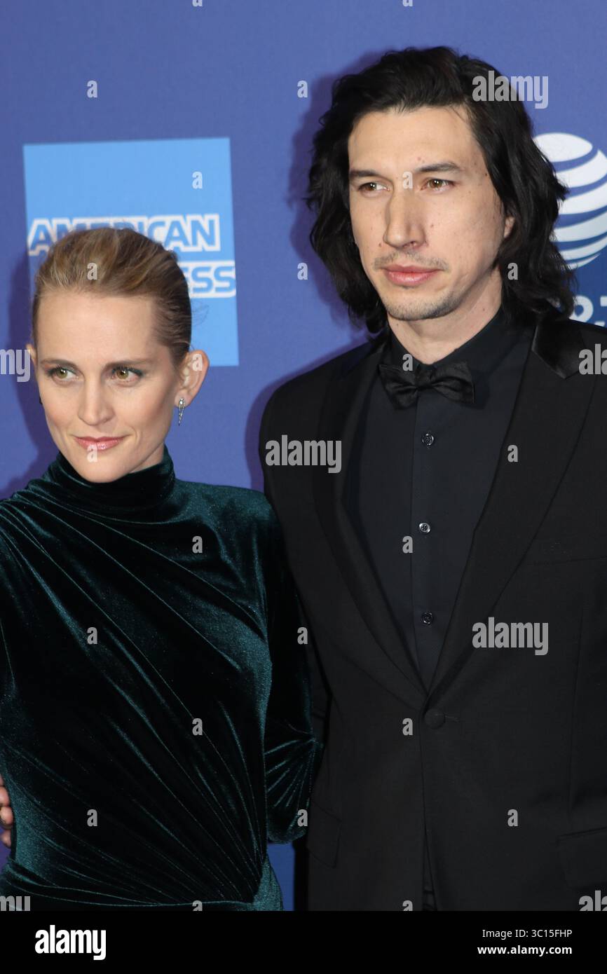 3 janvier 2019 - Palm Springs, Californie, États-Unis - L'actrice JOANNE TUCKER et son mari, Star Wars Kylo Ren acteur, ADAM PILOTE sur le tapis rouge lors de la 30e édition des Palm Springs International film Festival Gala Awards. Les Gala Awards ont eu lieu au Palm Springs Convention Center. (Crédit image : © Dane Andrew/ZUMA Wire/ZUMAPRESS.com) Banque D'Images