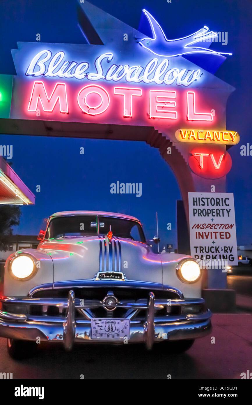 Tucumcari, Nouveau-Mexique. Célèbre Blue Swallow Motel sur la route 66. enseigne au néon allumée au crépuscule. Autorisation du propriétaire Banque D'Images