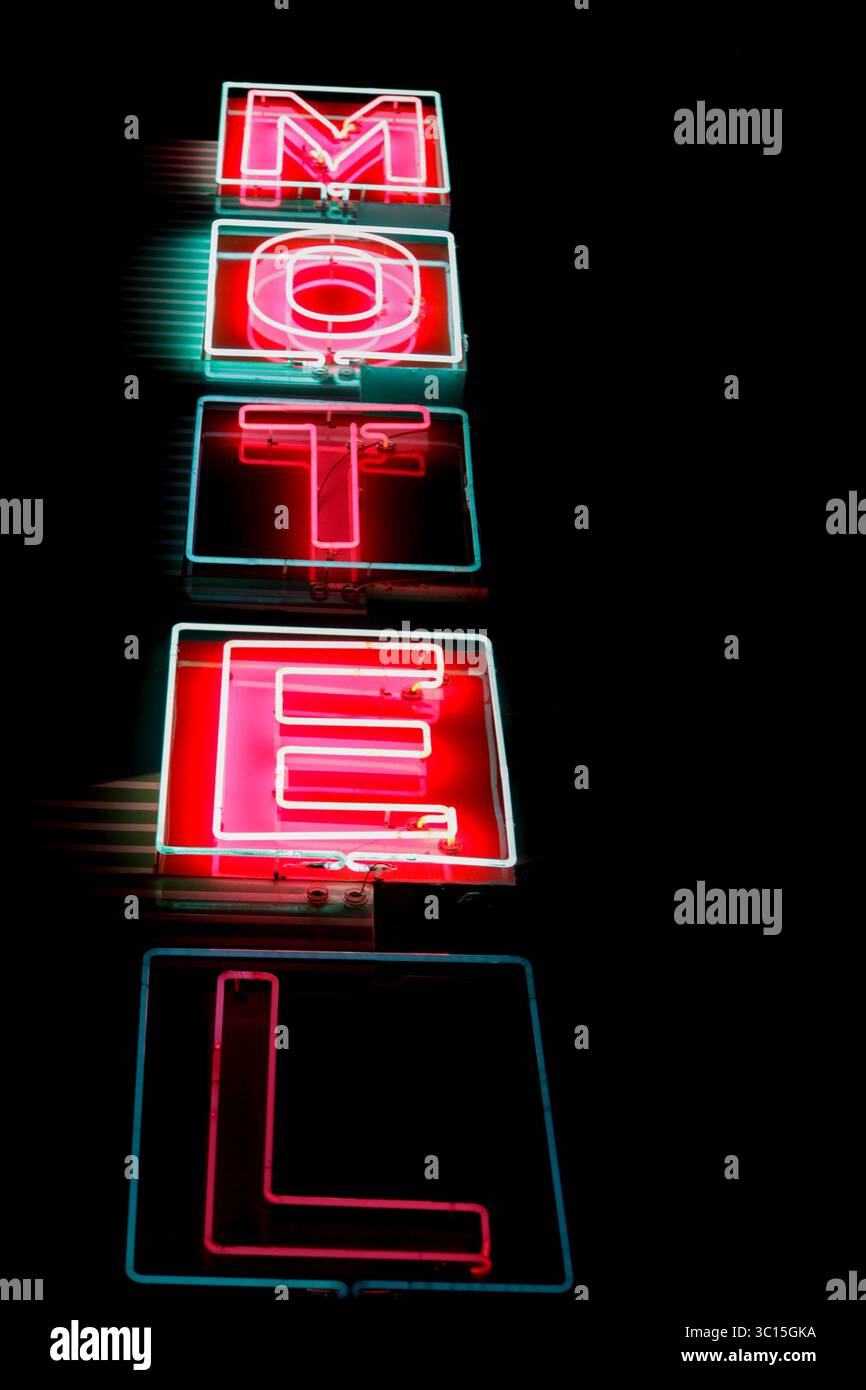 ed et lettres néon bleues orthographiant « MOTEL » la nuit le long de la route 66 à Tulsa, Oklahoma, évoquant l'Americana classique et le charme rétro en bord de route Banque D'Images