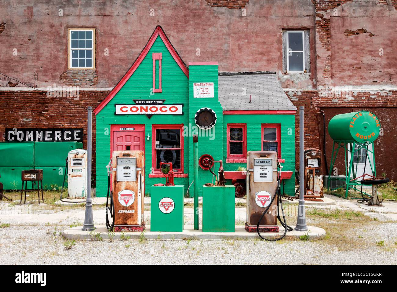 Baxter Springs, Kansas, États-Unis. Station-service Conoco vert vintage avec garniture rouge et vieilles pompes à essence, un charmant monument de la route 66. Banque D'Images Baxter Springs, Kansas, États-Unis. Station-service Conoco vert vintage avec garniture rouge et vieilles pompes à essence, un charmant monument de la route 66. Banque D'Images