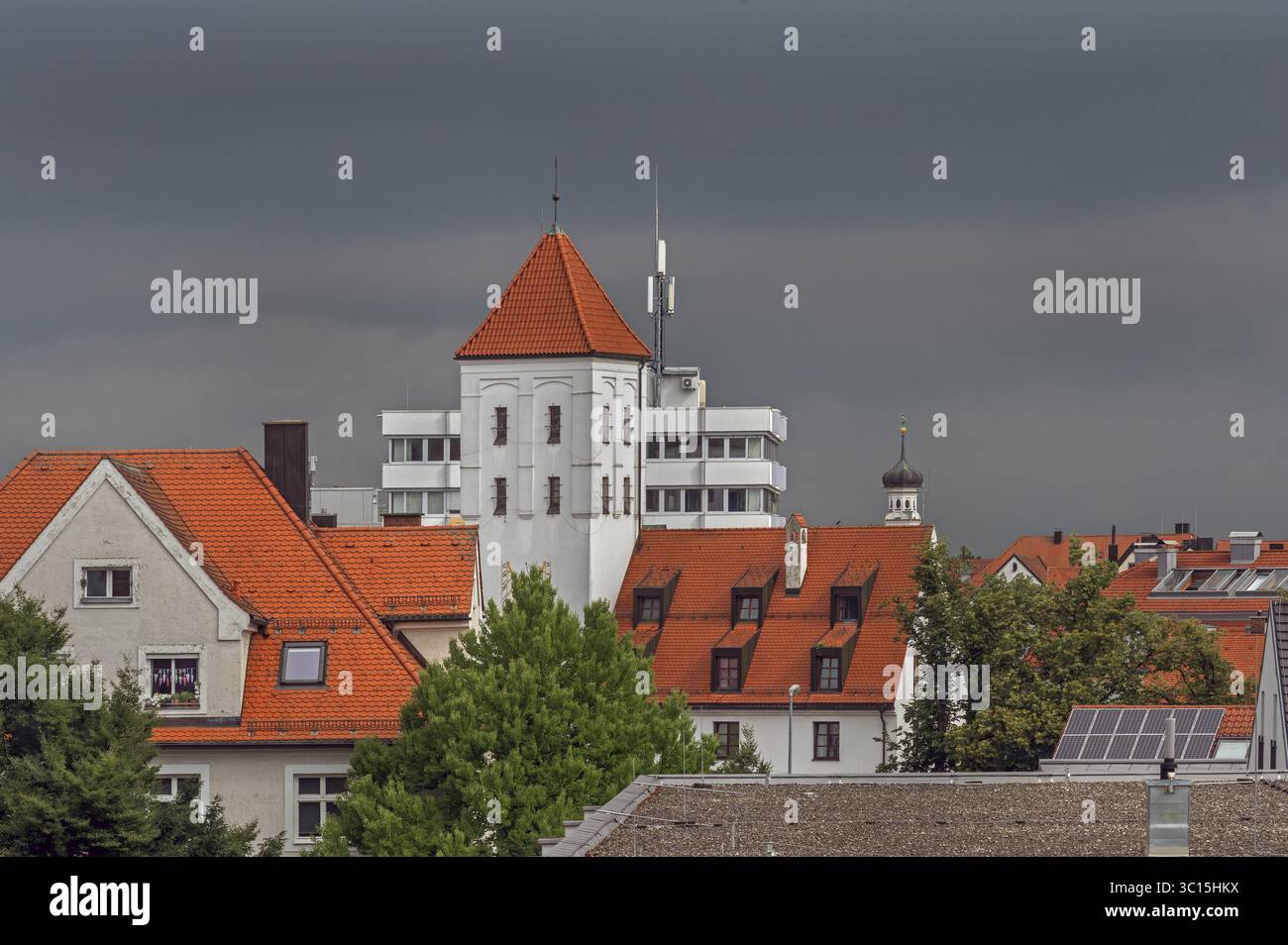 Nuages sombres au-dessus du Waisentor, Kempten, Allgaeu, Souabe, Bavière, Allemagne Banque D'Images