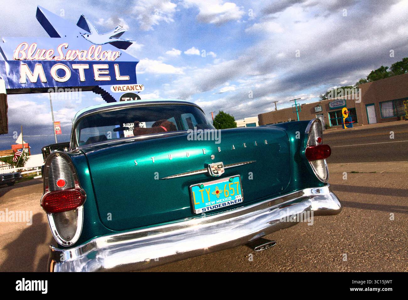 Tucumcari, Nouveau-Mexique, États-Unis. Blue Swallow Motel sur l'historique route 66 avec une vieille voiture bleue des années 1950 garée devant par temps clair. Autorisation du propriétaire. Banque D'Images