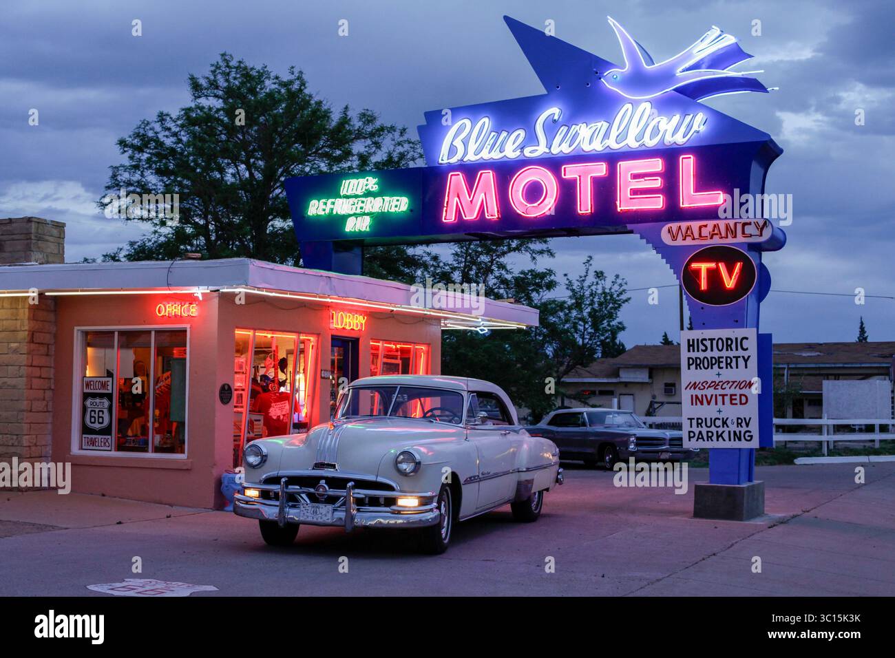 Tucumcari, Nouveau-Mexique, États-Unis. Célèbre Blue Swallow Motel sur l'historique route 66 avec un panneau au néon illuminé au crépuscule, propriété autorisée Banque D'Images
