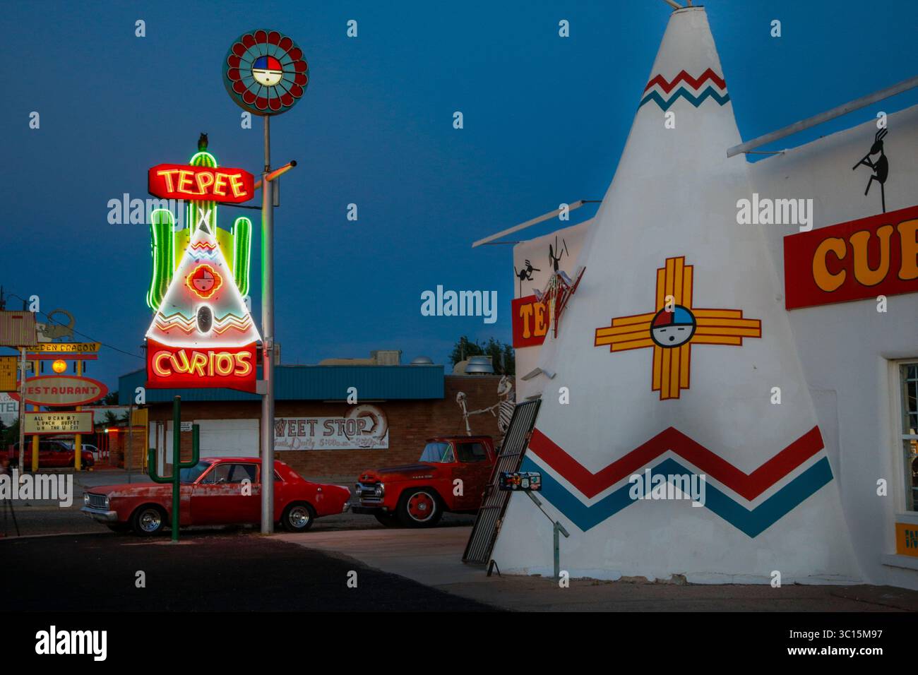 Tucumcari, Nouveau-Mexique, États-Unis. Panneau de tipi et de néon Curio au crépuscule sur la route 66. Banque D'Images