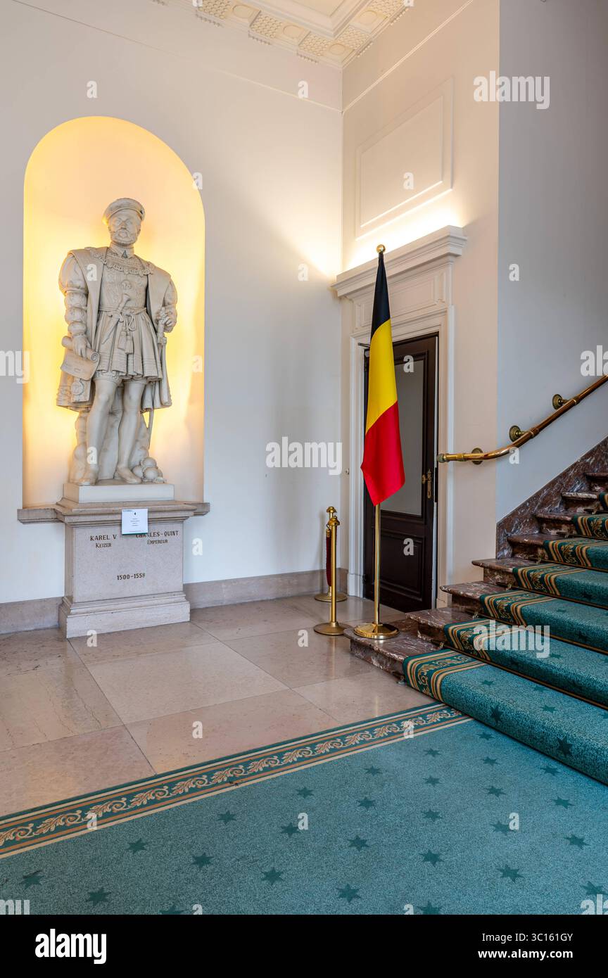 Statue de Charles Quint ou Karel V dans le hall d'entrée principal de la Chambre des représentants du Parlement fédéral à Bruxelles, Belgique 21 juillet 2025 Banque D'Images