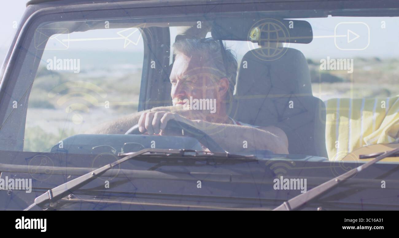 Volant agrippant homme adulte adulte regardant à travers le pare-brise les dunes côtières, tableau de bord Banque D'Images