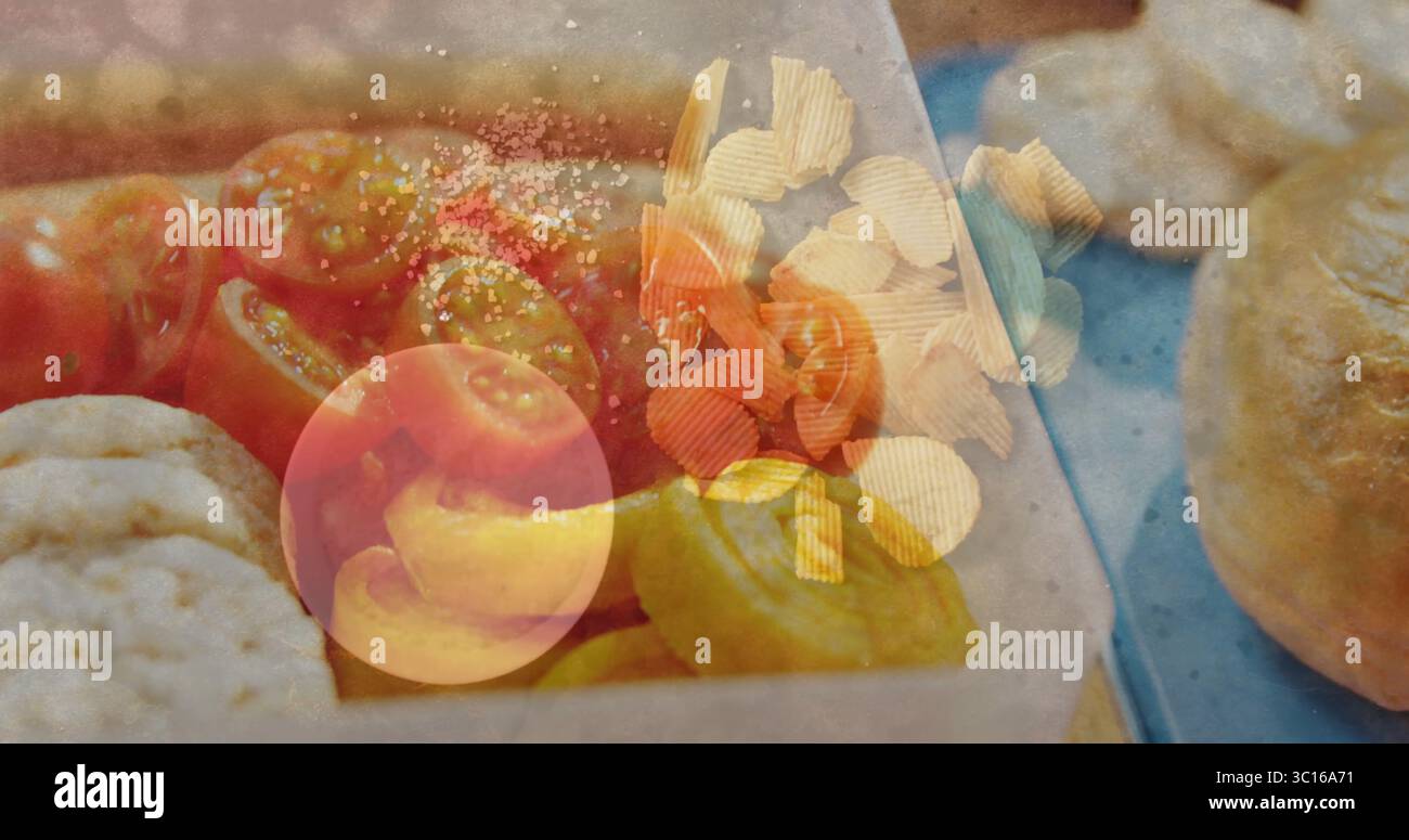 Présentez un plateau contenant des moitiés de tomates, des frites à l'épicerie fine, avec des craquelins de riz, des rouleaux sur la surface bleue Banque D'Images