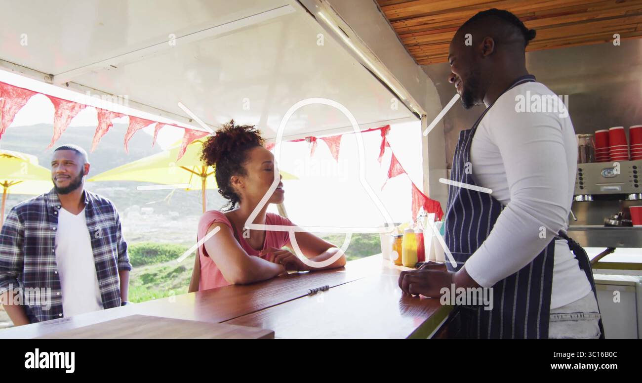 Fournisseur de food truck et clients discutant et commandant du café à l'étal de colline avec des gobelets en papier rouges Banque D'Images