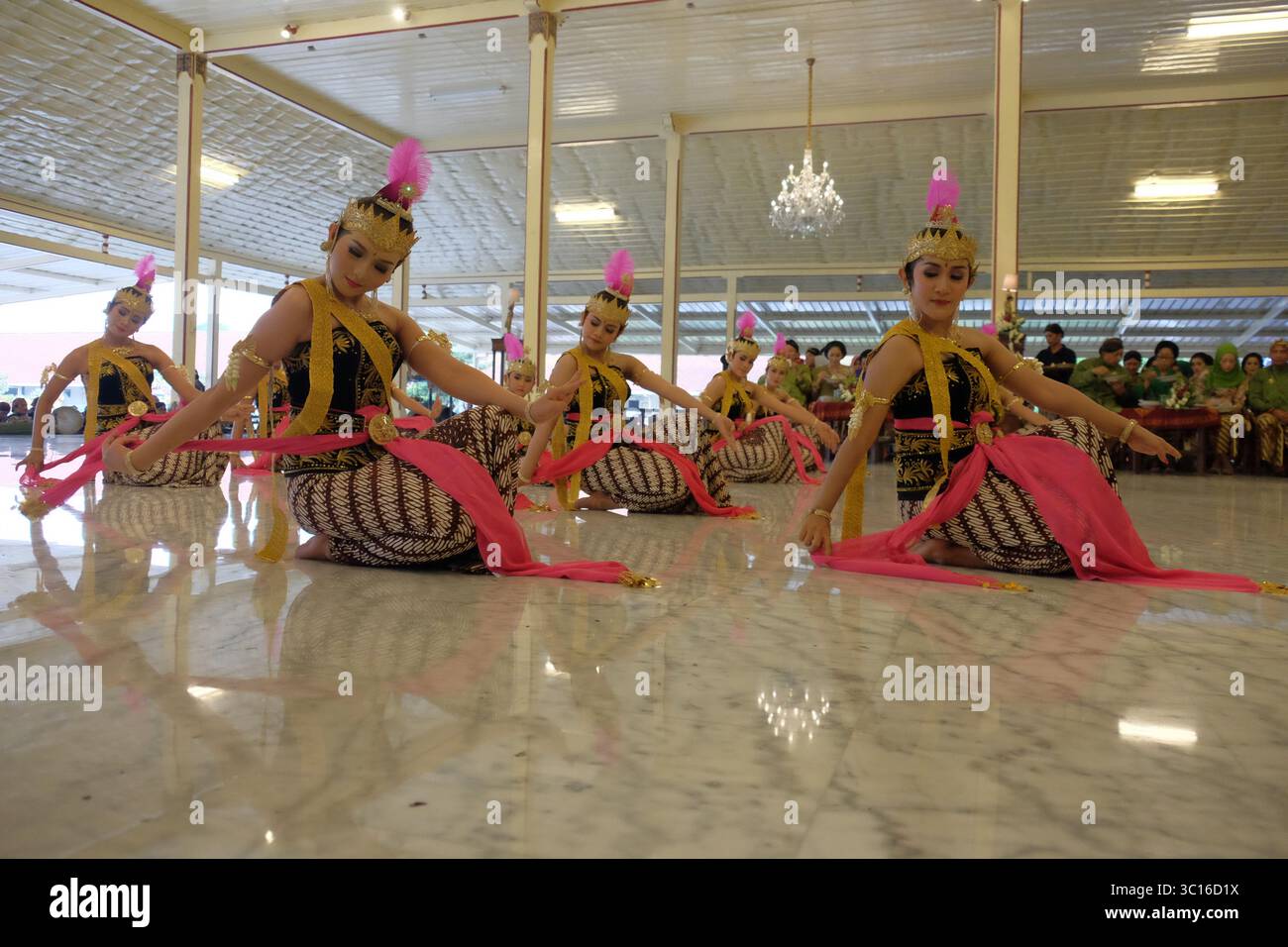 Les danseurs ont exécuté la danse Bedhaya classique avec de beaux mouvements gracieux. Banque D'Images