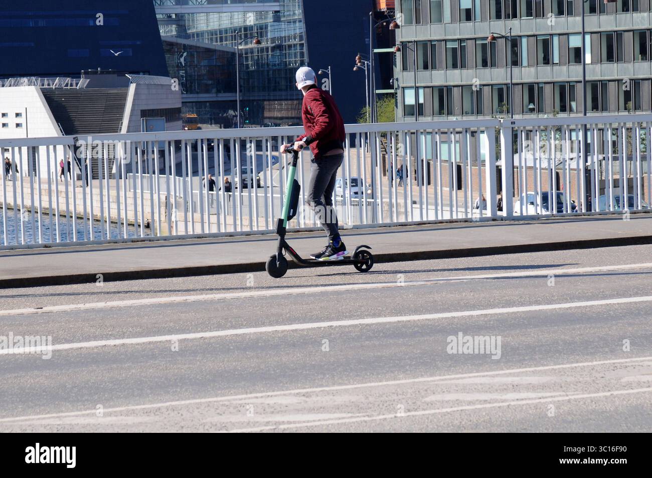 Copenhague /Danemark./ 30..mars 2019/ traversée en scooter électrique de l'île d'amager à Copenahgen principal sur couteaux bro ou mamelons mariée dans la capitale danoise. . Photo..Francis Joseph Dean / DeanPictures. Banque D'Images