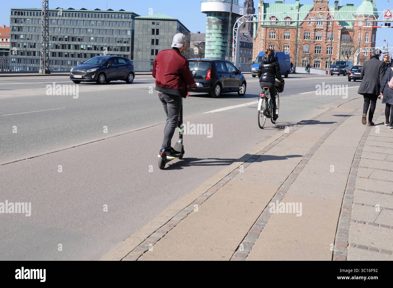 Copenhague /Danemark./ 30..mars 2019/ traversée en scooter électrique de l'île d'amager à Copenahgen principal sur couteaux bro ou mamelons mariée dans la capitale danoise. . Photo..Francis Joseph Dean / DeanPictures. Banque D'Images