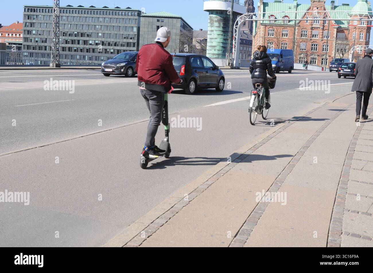 Copenhague /Danemark./ 30..mars 2019/ traversée en scooter électrique de l'île d'amager à Copenahgen principal sur couteaux bro ou mamelons mariée dans la capitale danoise. . Photo..Francis Joseph Dean / DeanPictures. Banque D'Images