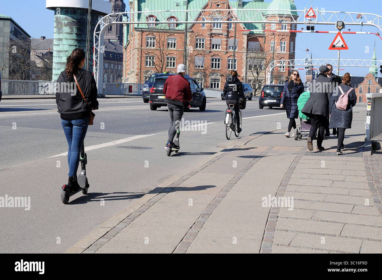Copenhague /Danemark./ 30..mars 2019/ traversée en scooter électrique de l'île d'amager à Copenahgen principal sur couteaux bro ou mamelons mariée dans la capitale danoise. . Photo..Francis Joseph Dean / DeanPictures. Banque D'Images