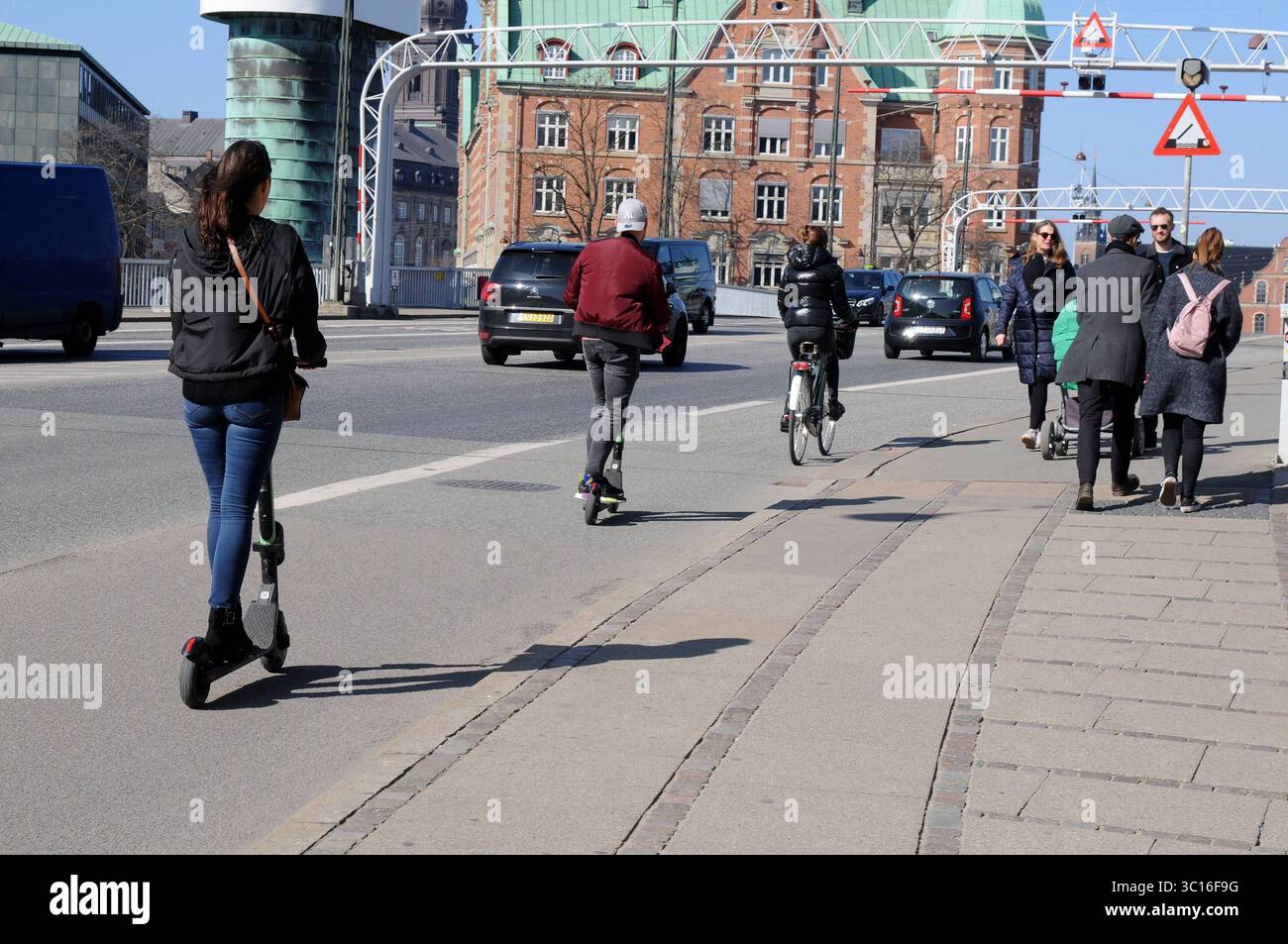 Copenhague /Danemark./ 30..mars 2019/ traversée en scooter électrique de l'île d'amager à Copenahgen principal sur couteaux bro ou mamelons mariée dans la capitale danoise. . Photo..Francis Joseph Dean / DeanPictures. Banque D'Images