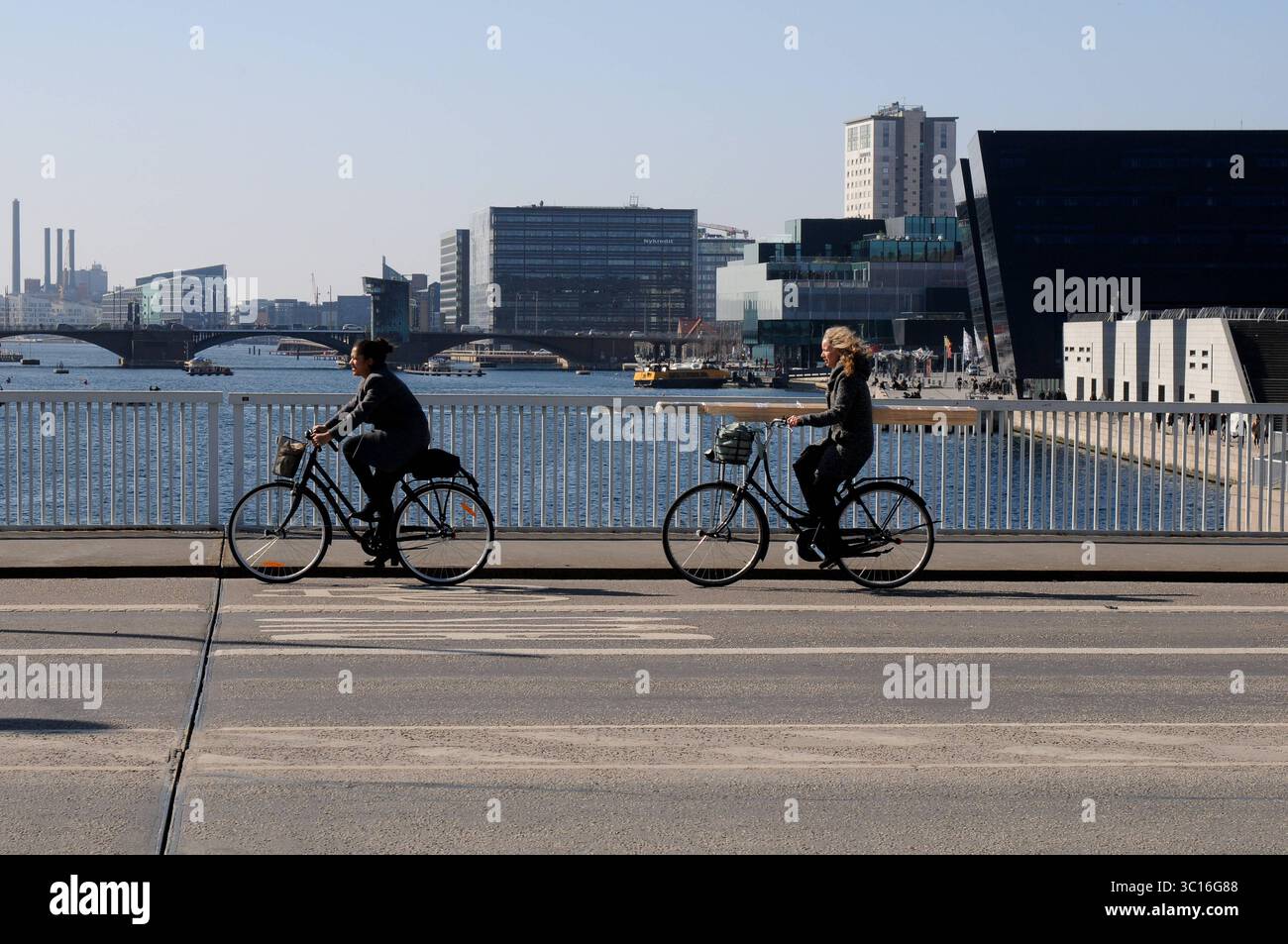 Copenhague /Danemark./ 30..mars 2019/ cyclistes féminins traversant le pont de Knipples de l'île de Copenhague à l'île d'Amager dans la capitale danoise. Photo..Francis Joseph Dean / DeanPictures. Banque D'Images
