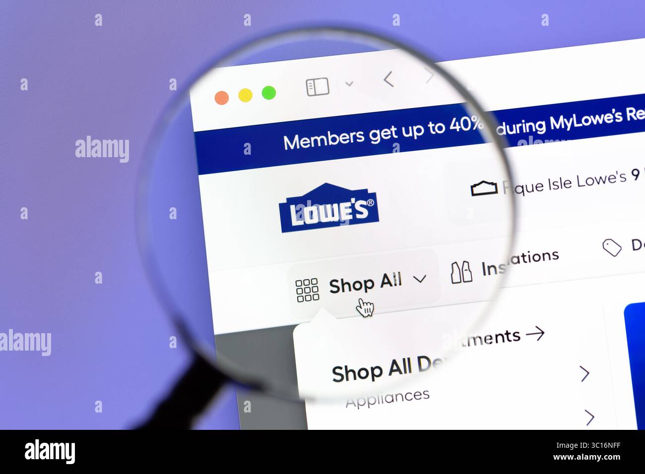 Ostersund, Suède - 15 juillet 2025 : page web de Lowe. Lowe's est la deuxième plus grande chaîne de matériel aux États-Unis Banque D'Images