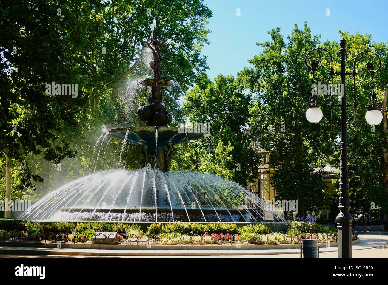 Vue sur la fontaine de grenade à Grenade par un matin ensoleillé Banque D'Images