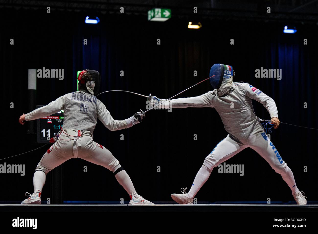 Essen, Allemagne. 22 juillet 2025. Essen, Rhénanie-du-Nord-Westphalie, 22 juillet 2025 : Jan Hieromin Nowak (Pologne) en duel avec Tommaso Martini (Italie) lors des Jeux universitaires mondiaux Rhin-Ruhr 2025 Mens Foil Fencing Team Medal match au Messe Essen Hall 5 à Essen, Allemagne. (Kjetil Waber/SPP) crédit : photo de presse sportive SPP. /Alamy Live News Banque D'Images