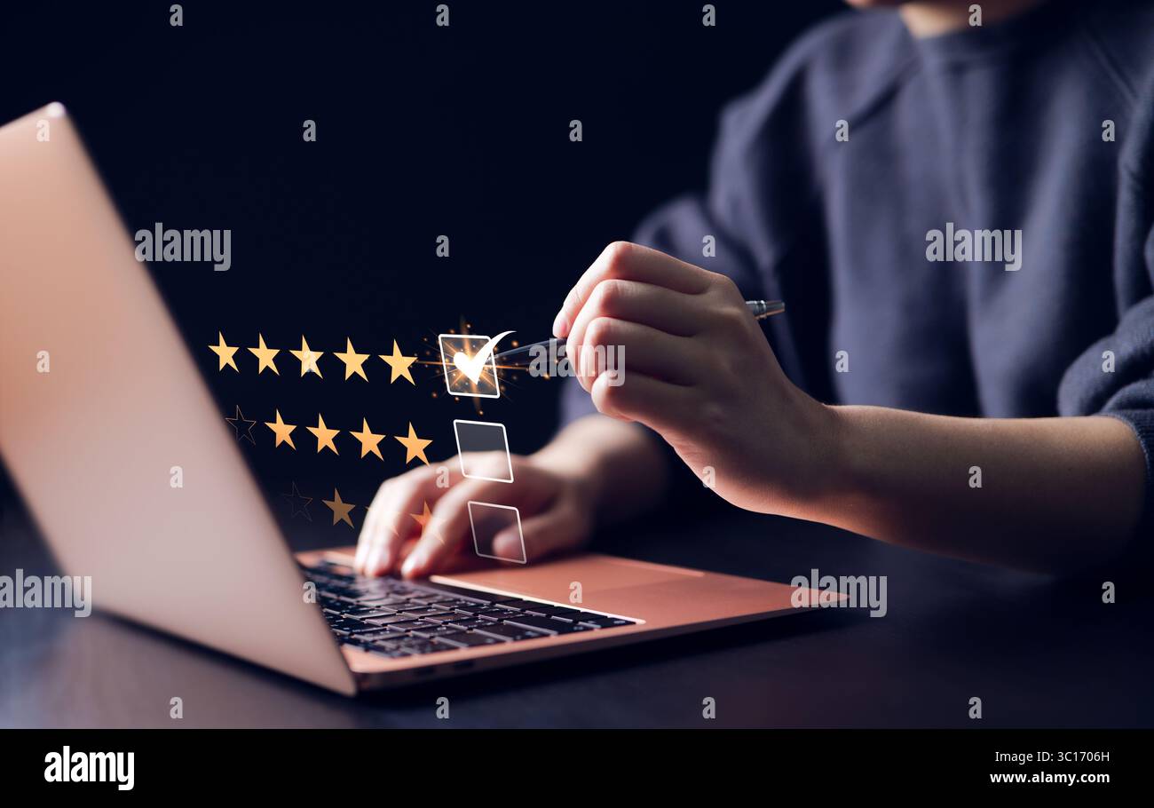 Concept d'enquête de satisfaction des clients. Femme donner une note au service excellente expérience sur le site internet, le client évalue la qualité Banque D'Images