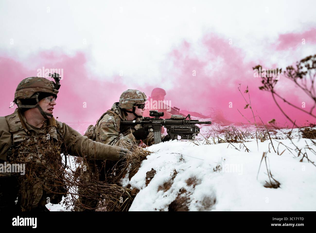 16 janvier 2019 - Pologne - le groupement tactique Pologne effectue un entraînement de tir réel d'hiver pendant l'opération Raider Lighting dans la zone d'entraînement de Bemowo Piskie, Pologne, 16 janvier. L'exercice vise à renforcer les relations entre les Nations alliées et à améliorer les compétences collectives et la préparation au combat. Le groupement tactique Pologne est une coalition multinationale unique de soldats américains, britanniques, croates et roumains qui servent avec la 15e Brigade mécanisée des Forces armées polonaises comme force de dissuasion à l'appui de la présence avancée renforcée de l'OTAN. (Crédit image : © U.S. Army/ZUMA Wire/ZUMAPRESS.com) Banque D'Images