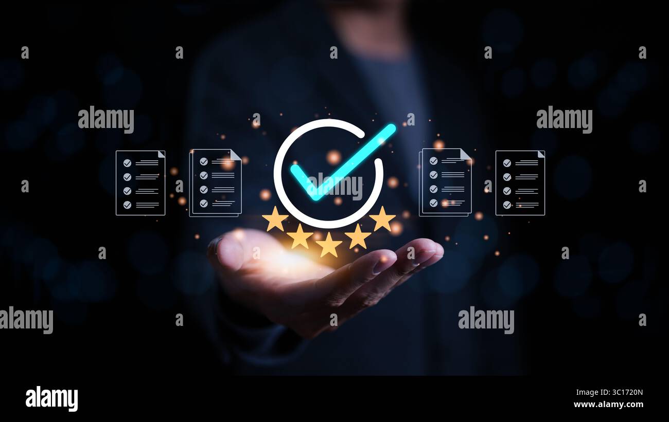 Concept d'assurance qualité. Homme d'affaires tenant et montrant la meilleure assurance de qualité avec cinq étoiles d'or pour le produit de garantie Banque D'Images