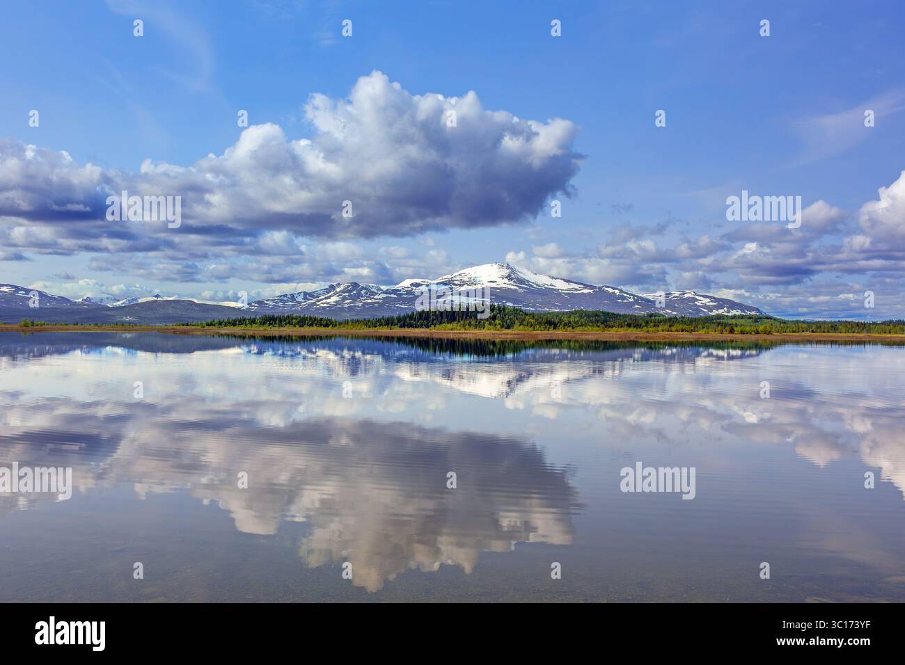 Pic de montagne Storsnasen dans la chaîne de montagnes Snasahögarna reflété dans le lac Ånnsjön, comté de Jämtland, ouest de la Suède, Scandinavie Banque D'Images