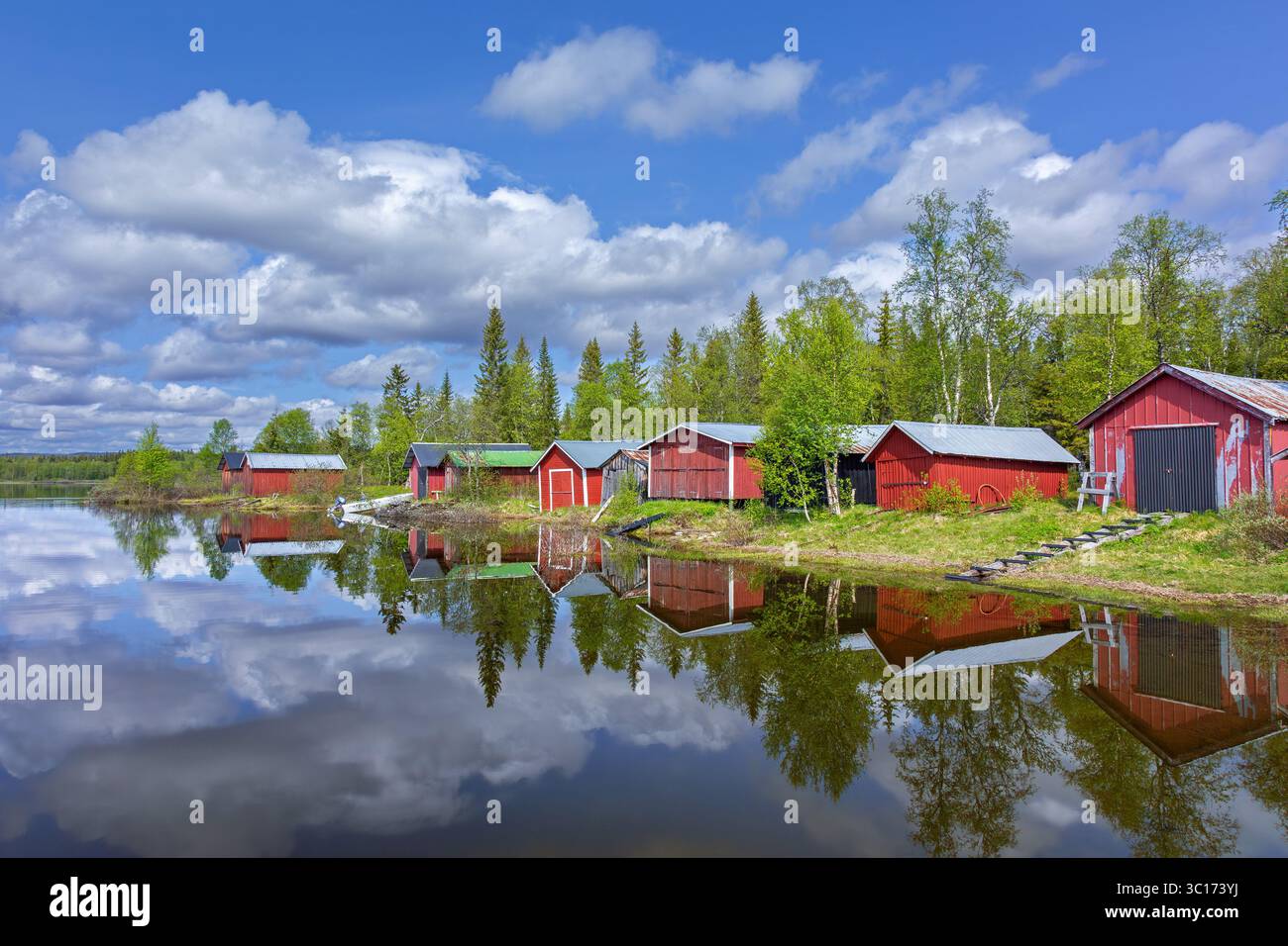 Maisons de bateau / hangars à bateaux traditionnels en bois rouge au lac Ånnsjön, comté de Jämtland, ouest de la Suède, Scandinavie Banque D'Images
