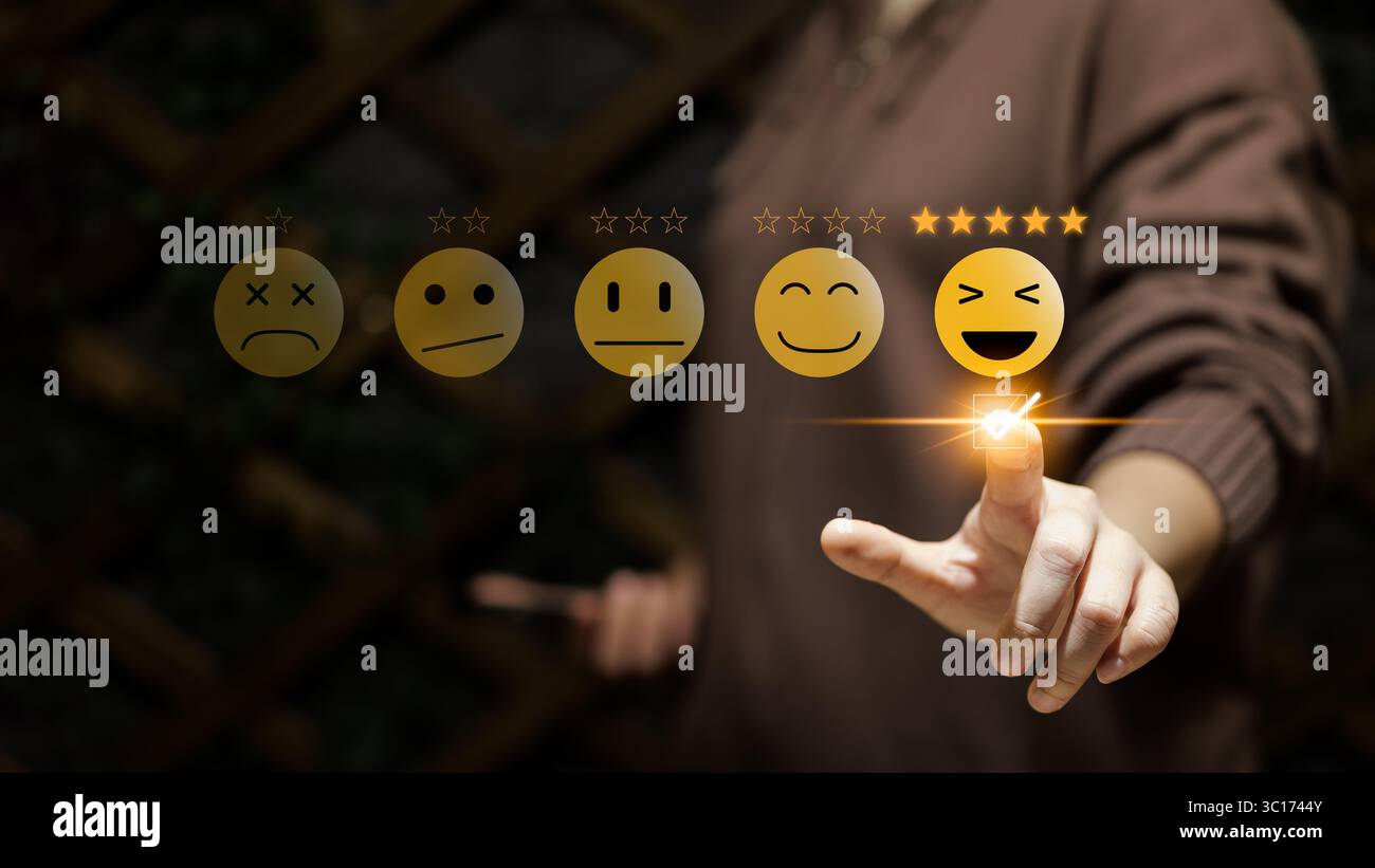 Concept d'enquête de satisfaction des clients. Femme donner le prix à l'expérience de service excellent 5 étoiles. Client évaluant en ligne la qualité Banque D'Images