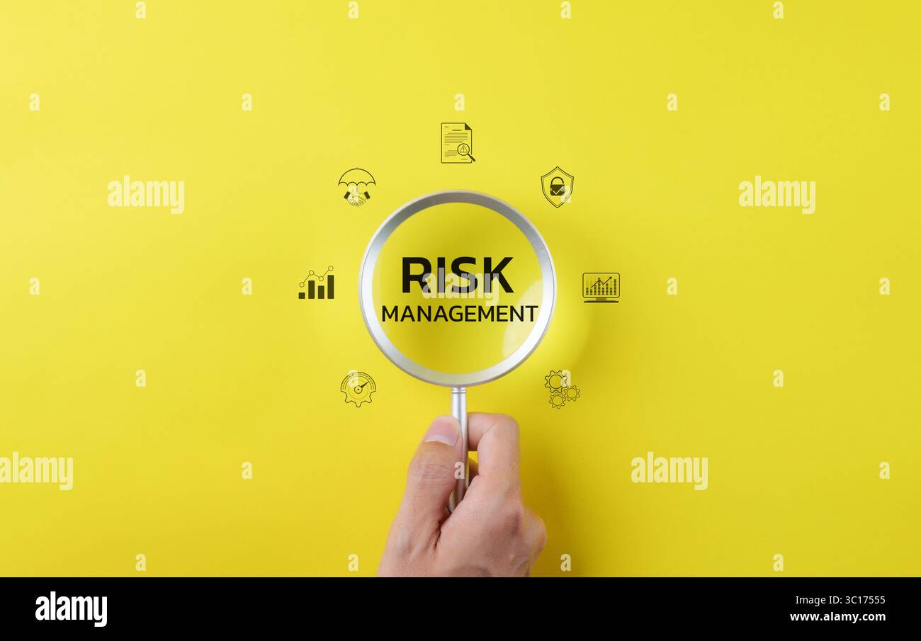 Loupe avec gestion des risques de mots. Analyse des risques dans les affaires ou la finance et évaluation pour l'investissement d'affaires. évaluation des prévisions Banque D'Images