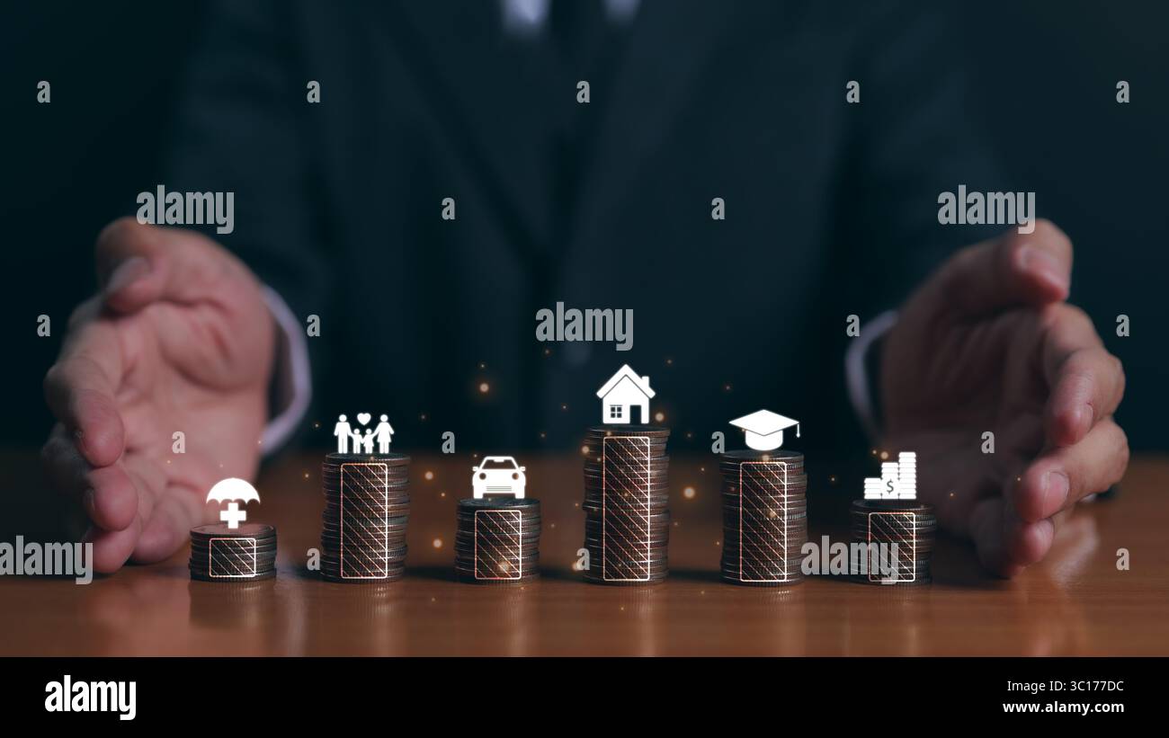 Concept de planification financière. Homme d'affaires avec des pièces empilant sur la table et l'icône assurance de soins de santé, famille, chapeau de diplômé et étude, maison, argent Banque D'Images