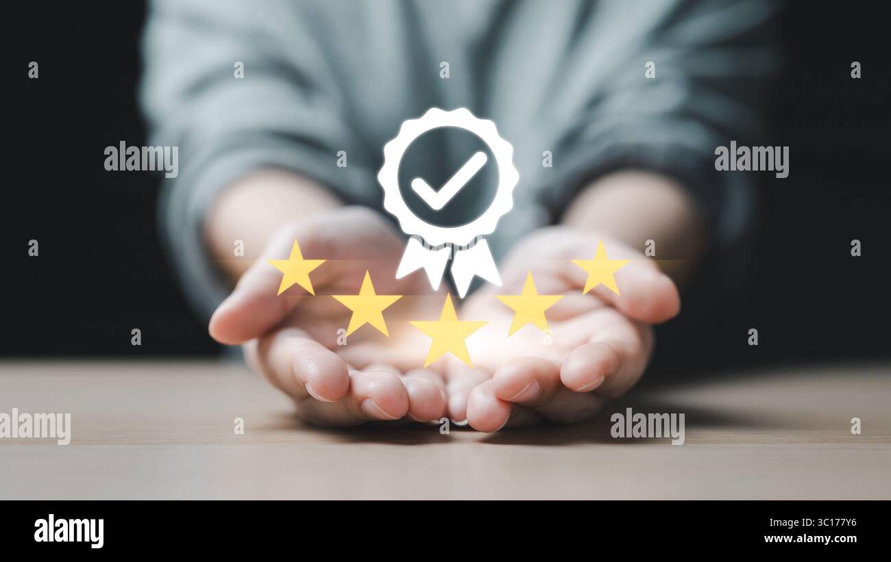 La main montre le signe de la meilleure assurance qualité de service 5 étoiles, garantie, normes, certification ISO et concept de normalisation. Quality de leadership Banque D'Images