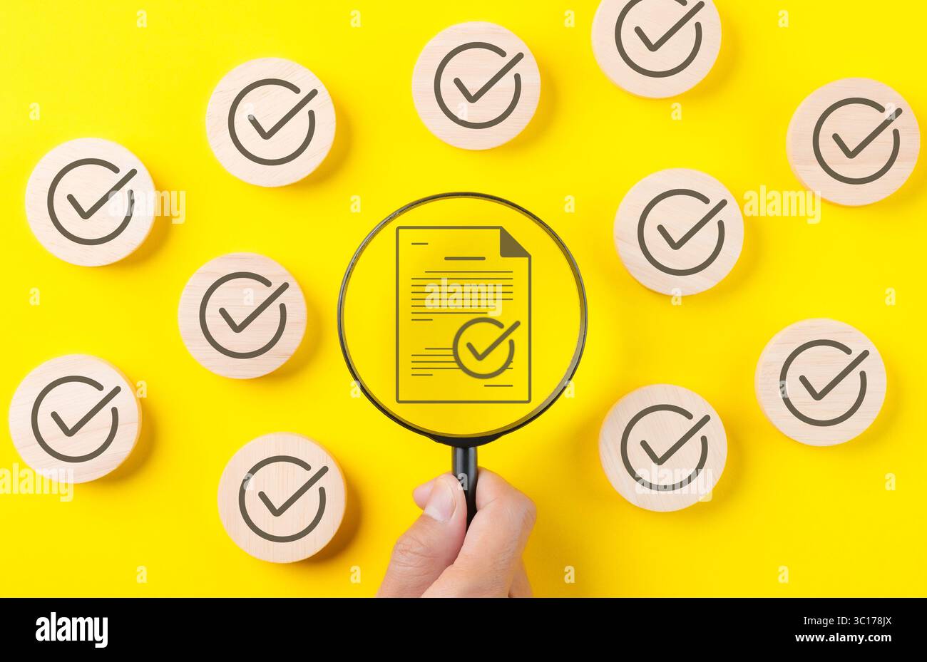 Concept de contrôle des documents d'assurance qualité. La loupe met l'accent sur la marque de signe correcte document approuvé sans papier et l'assurance qualité approuvé, Che Banque D'Images