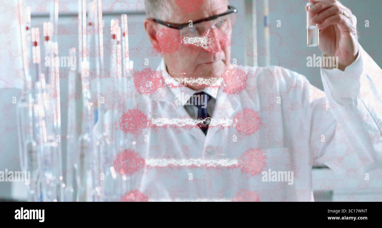 Inspectant un tube à essai au niveau des yeux, scientifique senior portant des lunettes de protection dans un laboratoire de chimie avec des pipettes Banque D'Images