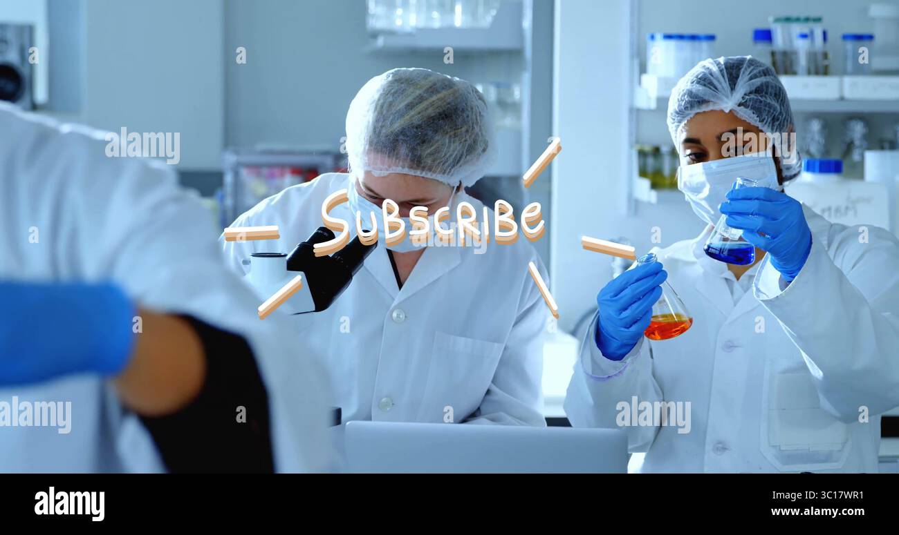 Techniciens de laboratoire en blouse inspectant des échantillons au microscope et pipettant des liquides bleus et oranges en laboratoire Banque D'Images