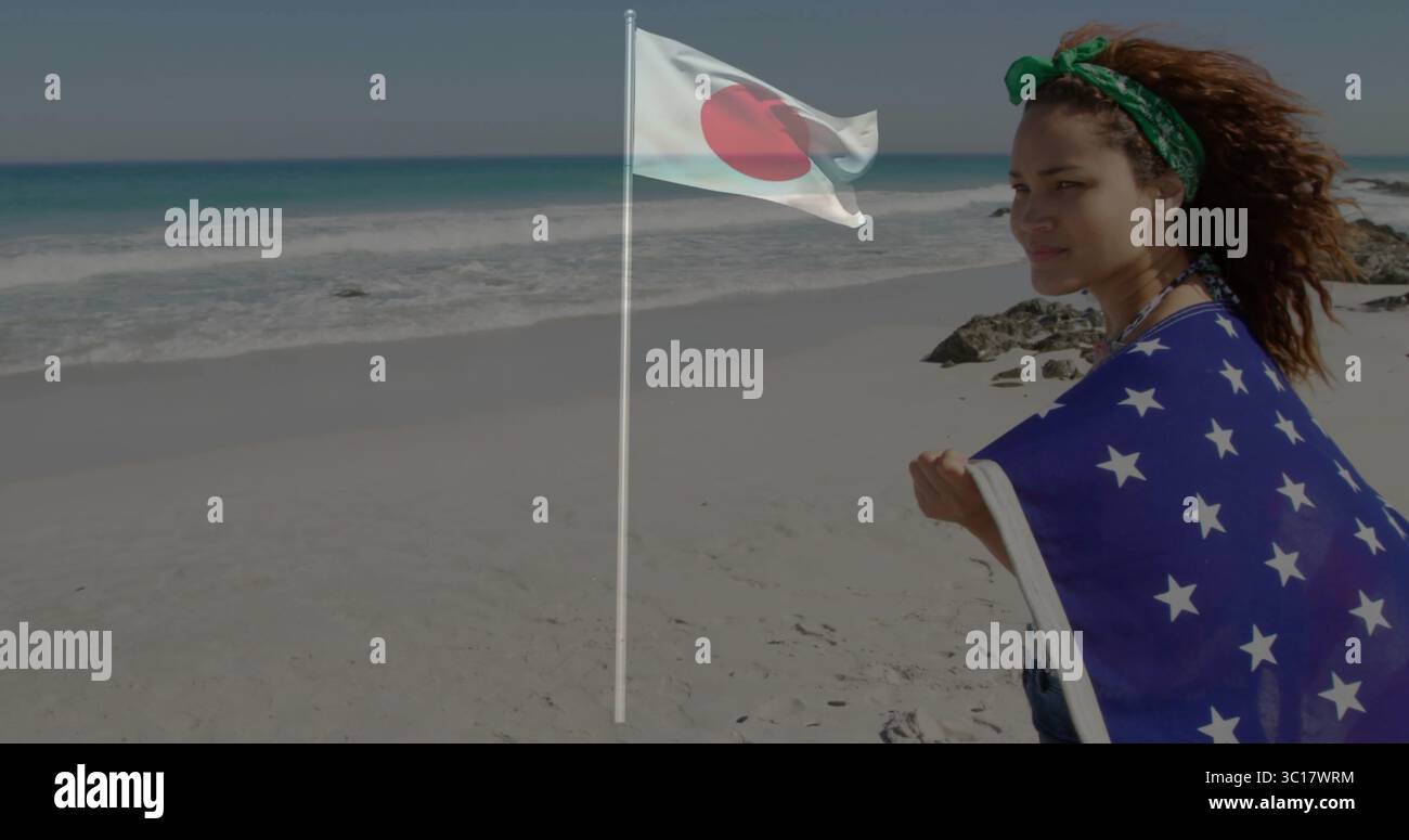 Femme tenant un tissu bleu à motif étoile sur la plage, avec drapeau blanc portant un cercle rouge, espace de copie Banque D'Images