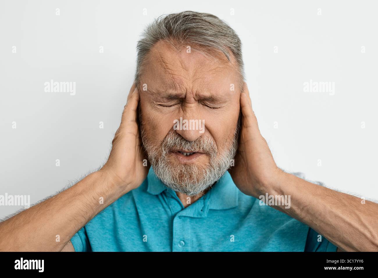 Migraine, maux de tête, stress. Homme âgé avec des maux de tête touchant les mains sur les tempes avec la souffrance faciale et les yeux fermés Banque D'Images