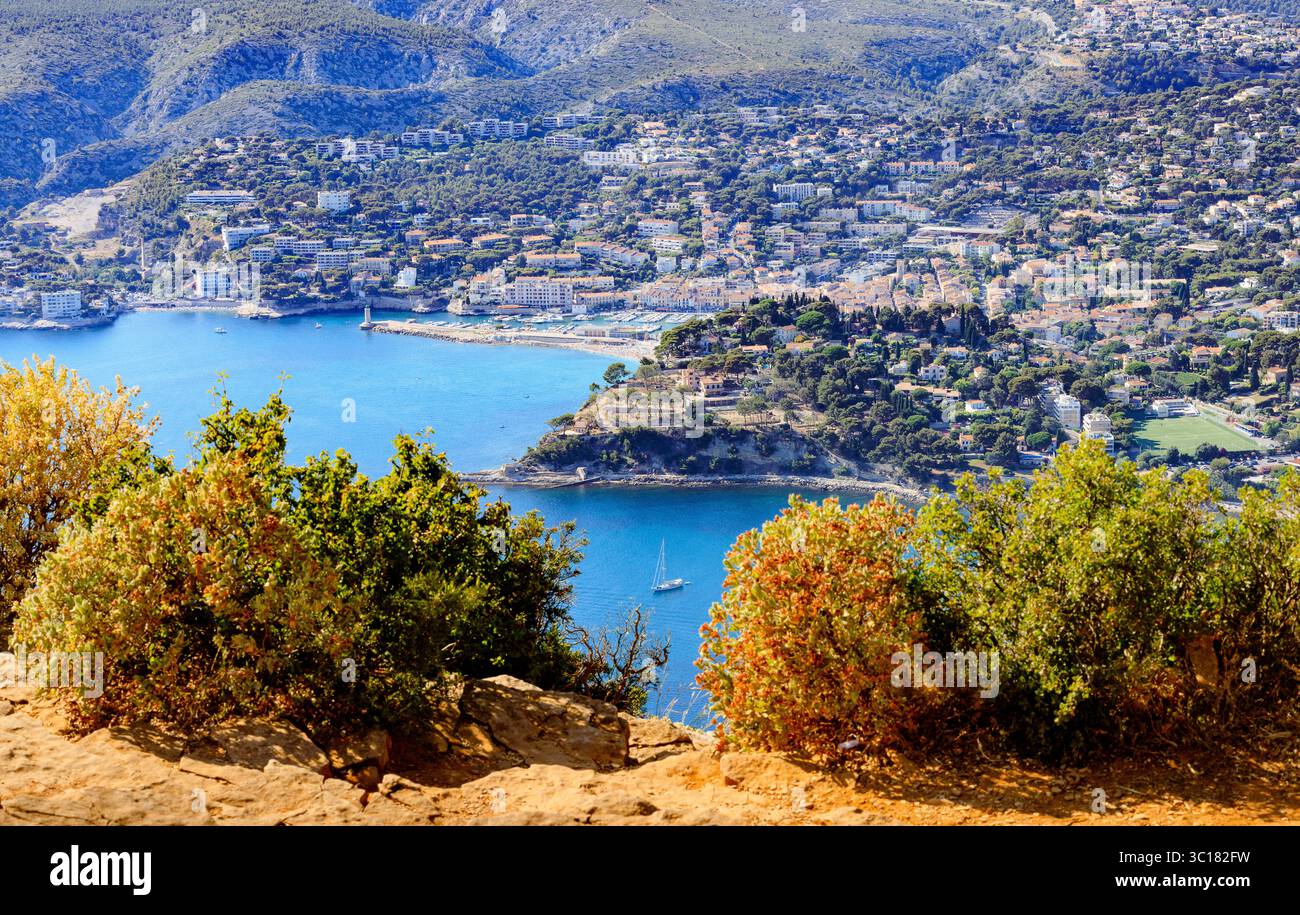 Côte méditerranéenne baignée de soleil avec vue panoramique sur la baie bleu turquoise de la ville de Cassis, ville portuaire méditerranéenne et paradis des vacances Banque D'Images