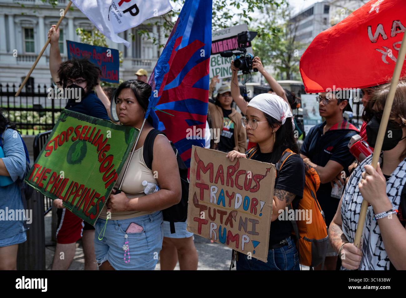 Couronné de gens se sont rassemblés à côté de la Maison Blanche pour protester contre la rencontre entre le président Donald Trump et le président Bongbong Marcosof de la République des Philippines à Washington, DC, le lundi 22 juillet 2025. Crédit : Andrew thomas/Alamy Live News Banque D'Images