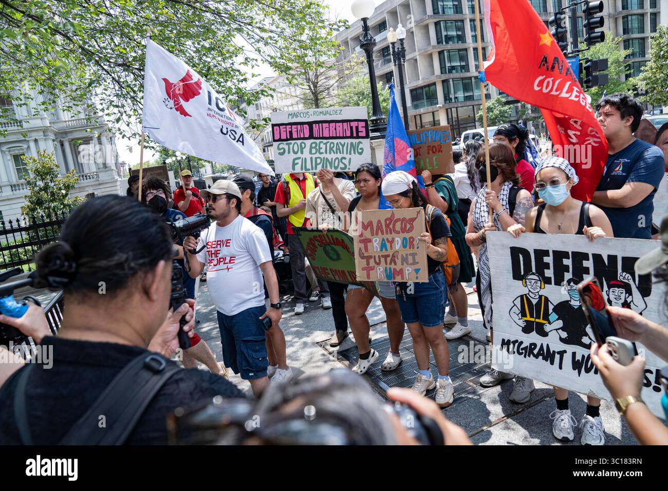 Couronné de gens se sont rassemblés à côté de la Maison Blanche pour protester contre la rencontre entre le président Donald Trump et le président Bongbong Marcosof de la République des Philippines à Washington, DC, le lundi 22 juillet 2025. Crédit : Andrew thomas/Alamy Live News Banque D'Images