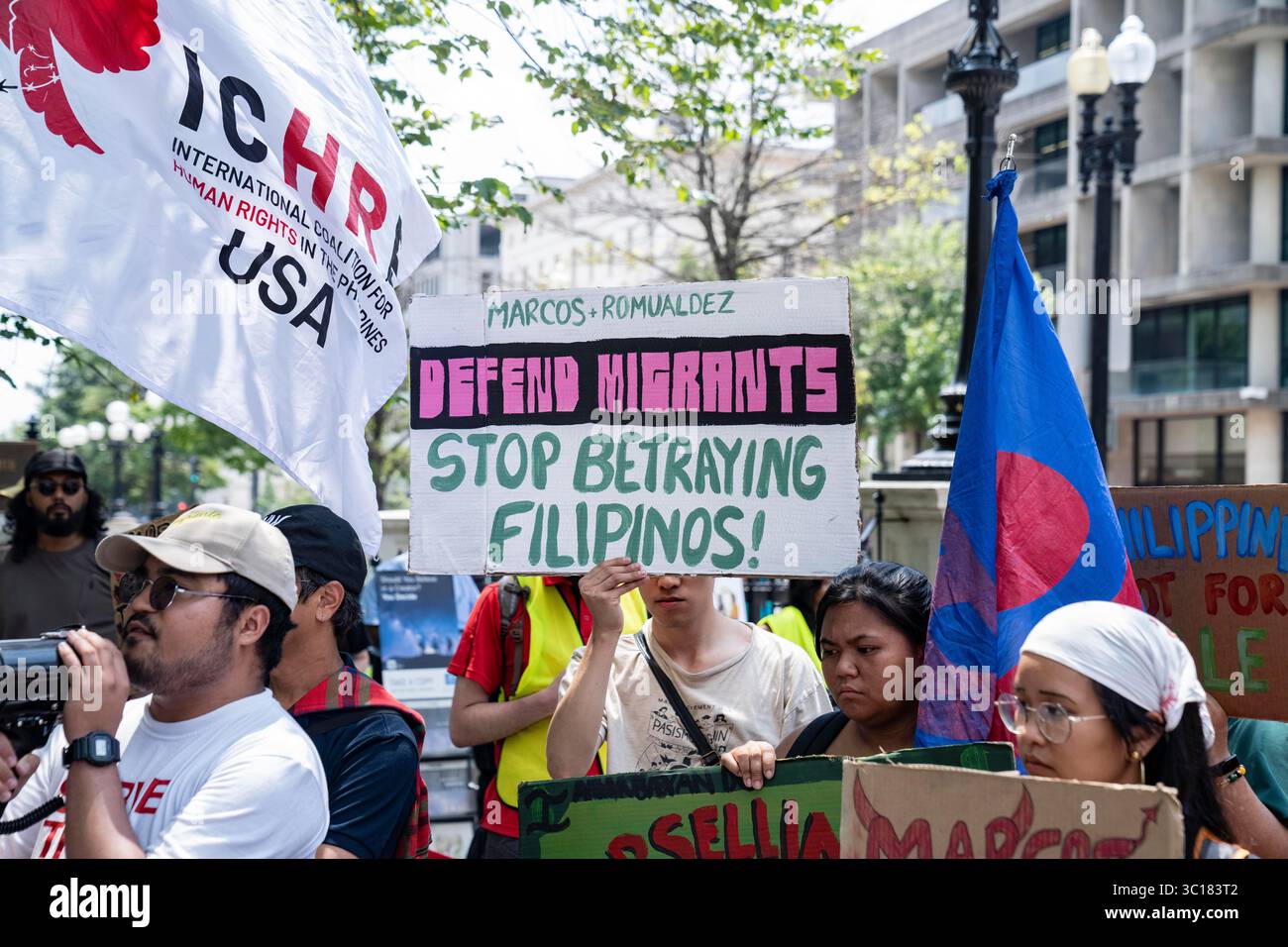 Couronné de gens se sont rassemblés à côté de la Maison Blanche pour protester contre la rencontre entre le président Donald Trump et le président Bongbong Marcosof de la République des Philippines à Washington, DC, le lundi 22 juillet 2025. Crédit : Andrew thomas/Alamy Live News Banque D'Images