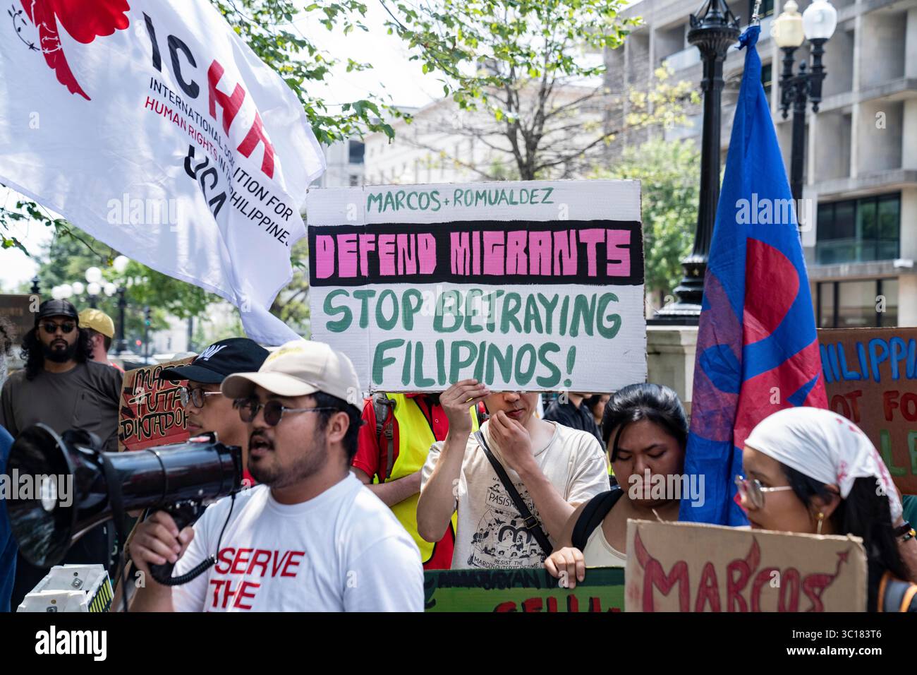 Couronné de gens se sont rassemblés à côté de la Maison Blanche pour protester contre la rencontre entre le président Donald Trump et le président Bongbong Marcosof de la République des Philippines à Washington, DC, le lundi 22 juillet 2025. Crédit : Andrew thomas/Alamy Live News Banque D'Images