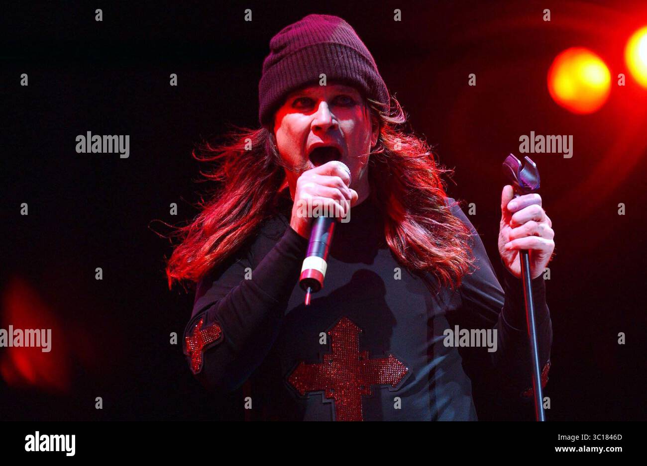 Photo du dossier datée du 25/05/02 à USAGE britannique SEULEMENT : Ozzy Osbourne se produisant sur scène, lors de son festival annuel de musique rock Ozzfest à Donnington Park, dans le Leicestershire, alors que le leader de Black Sabbath est décédé à l'âge de 76 ans. Date d'émission : mardi 22 juillet 2025. Banque D'Images
